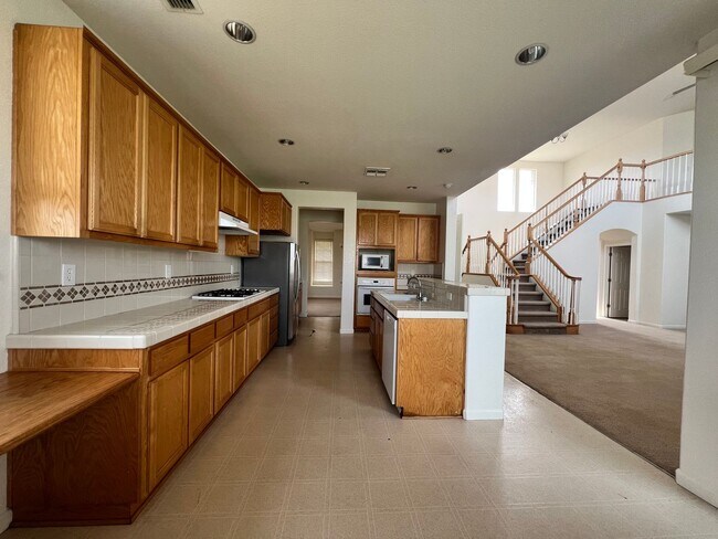 Building Photo - Luxury LAKEFRONT property!!!