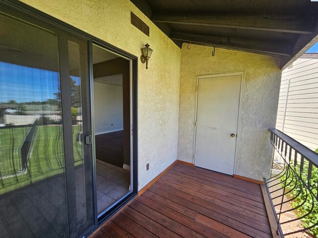 Building Photo - Upper Level Condo overlooking Pool and Clu...