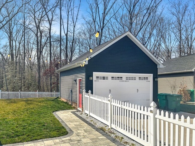 Building Photo - Modern Comfort & Style in a Prime Richmond Location