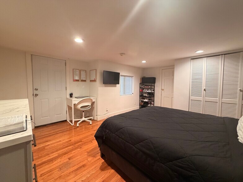 Building Photo - 532 East St