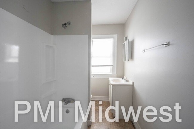 Building Photo - "Charming 3-Bed Duplex on Guilford Ave - A Cozy 1100 Sq Ft Retreat in Indianapolis!"