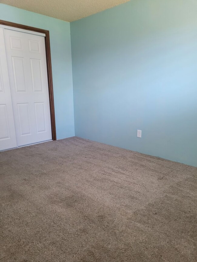Building Photo - 3 bedrooms 2 bath