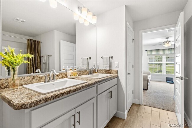 Building Photo - 615 W Rexford Dr