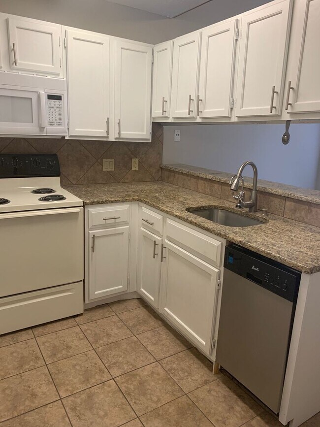 Building Photo - 2210 Pearl St