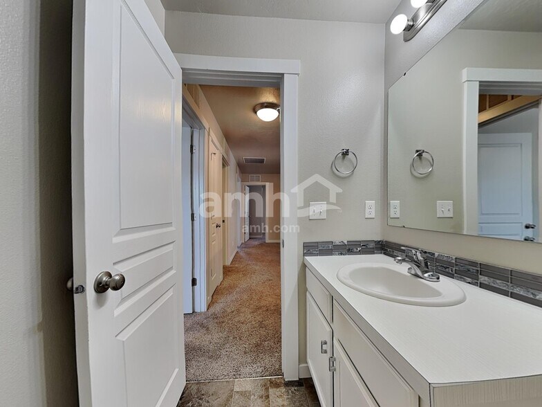 Building Photo - 9860 W Mossywood Dr
