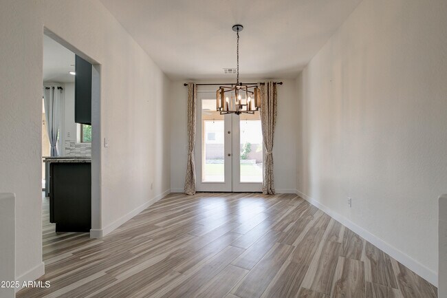 Building Photo - 2237 W Bonanza Ln