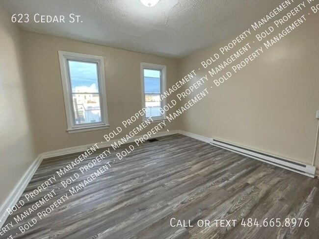 Building Photo - 623 Cedar St