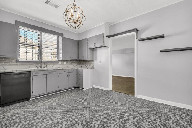 Building Photo - 2 bed/1 bath apartment