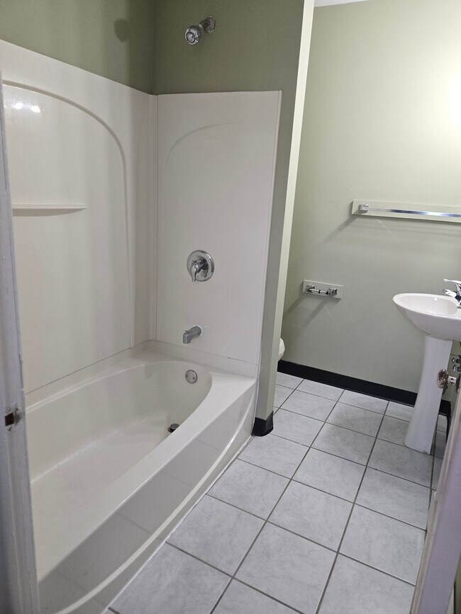 Building Photo - 1424 W Chew St