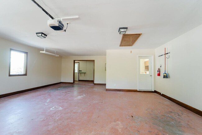 Building Photo - Charming 3 Bedroom, 2 Bathroom home! Call 501-922-9997 to set up a showing today!