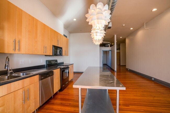 Building Photo - Spacious Newport Loft