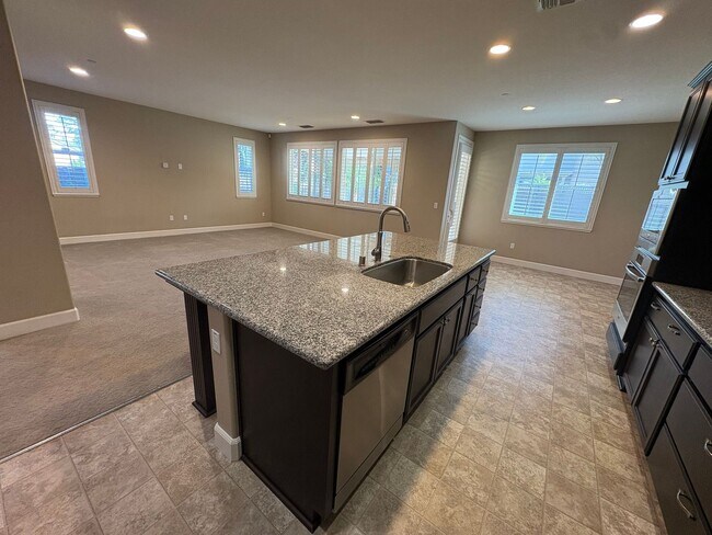 Building Photo - Spacious 4 Bed 3 Bath Tracy Home