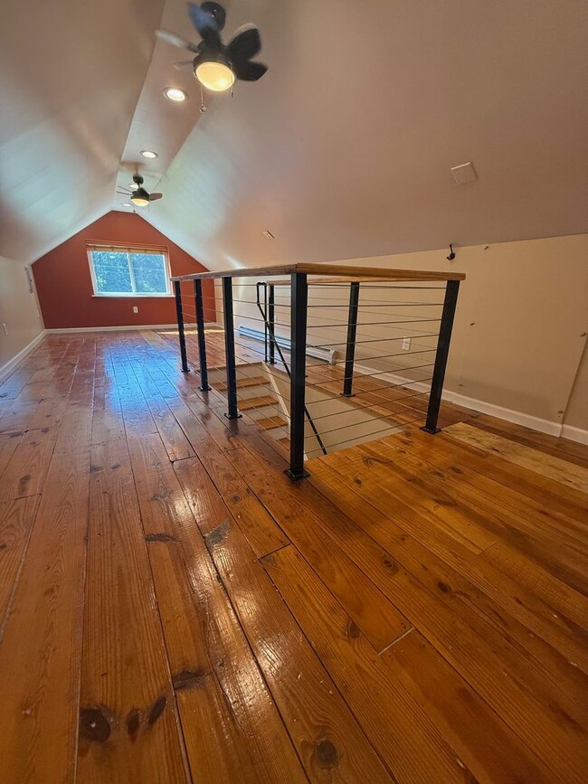 Building Photo - 3 Bedroom House With Large Yard and 2 Bath...