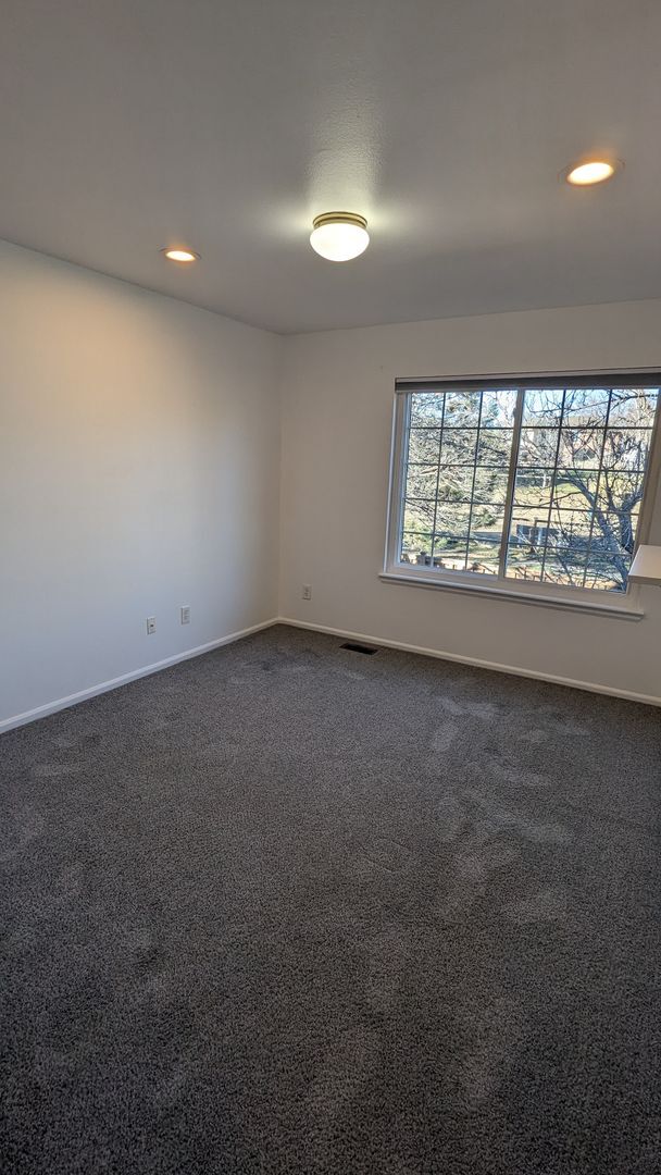 Building Photo - NICE 3 BDRM, 3 BATH, 2-CAR GARAGE + CLUBHO...