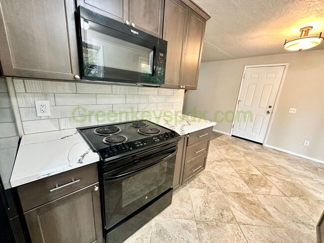 Building Photo - Beautiful Milwaukie 3 Bedroom