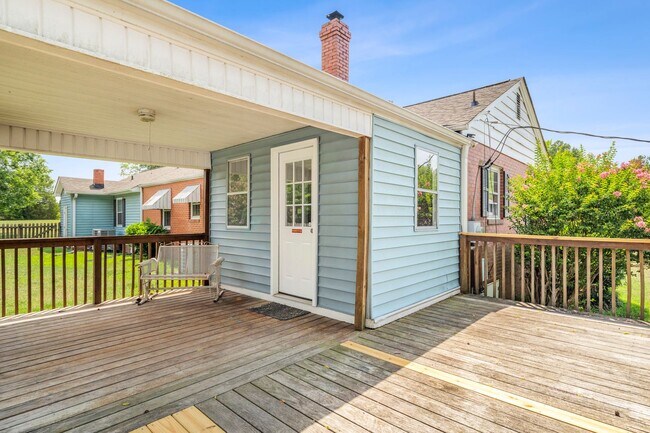 Building Photo - Large Renovated Ranch Home, Two Kitchens & Two Living Areas, Hardwood Flooring, Deck, Fenced!