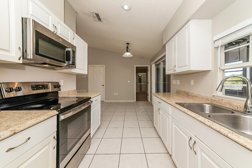 Building Photo - 6202 65th Ct E