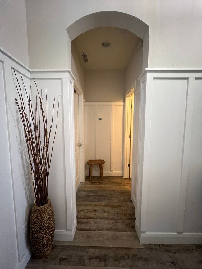 Building Photo - Welcome to this charming 3 bed 2.5 bath ho...