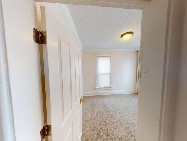 Building Photo - 166-168-168 E 11th Ave