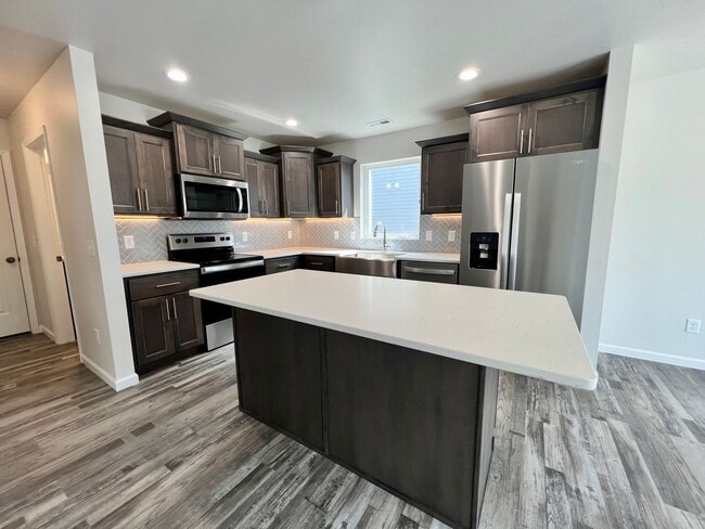 Building Photo - 4 Bed | 2 Bath | 2 Stall Garage | Single Family Home