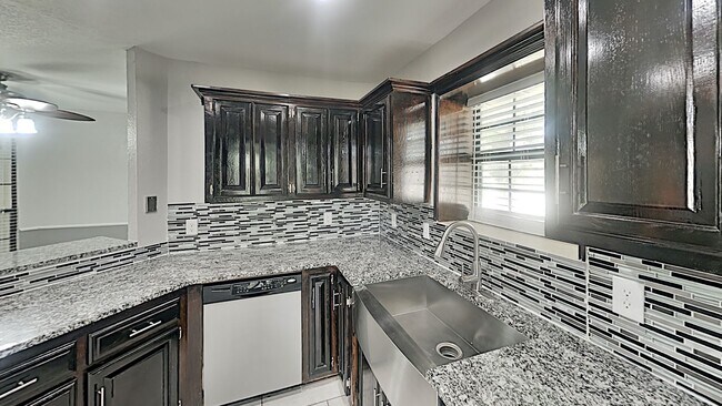 Building Photo - 3 Bedroom 2 Bath Home Conveniently Located in Moore