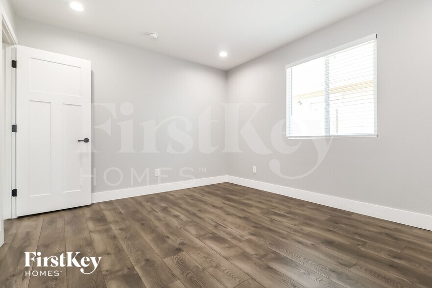 Building Photo - 3858 W Tamarisk Ave