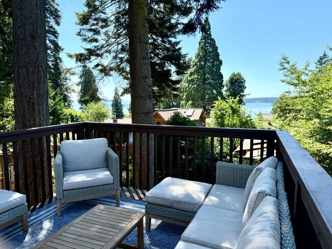 Building Photo - Absolutely Darling INDIANOLA cottage, full...