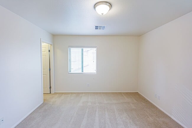 Building Photo - 4 Bedroom home located in Mountain's Edge