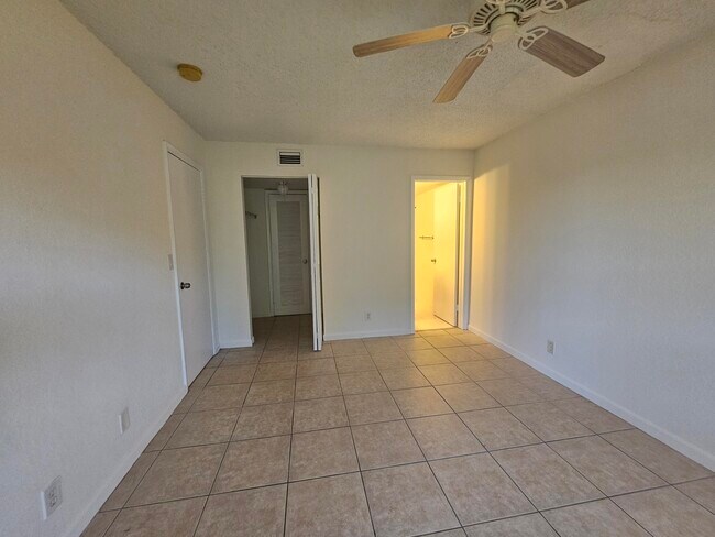 Building Photo - 120 Sparrow Dr