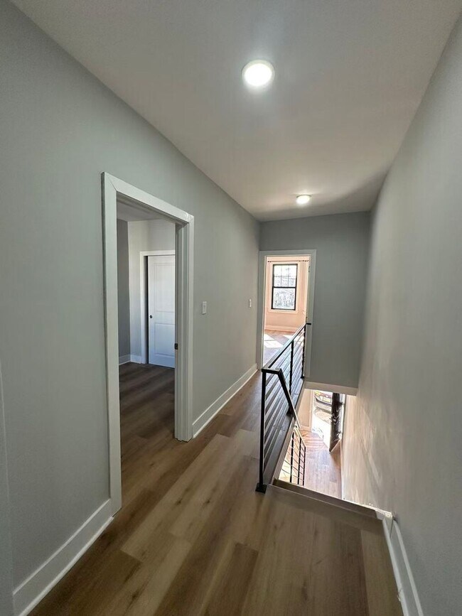 Building Photo - 3b1b house available in South Philly