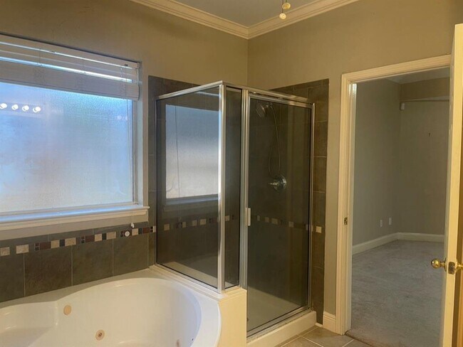 Building Photo - 3810 Hillbrook Dr