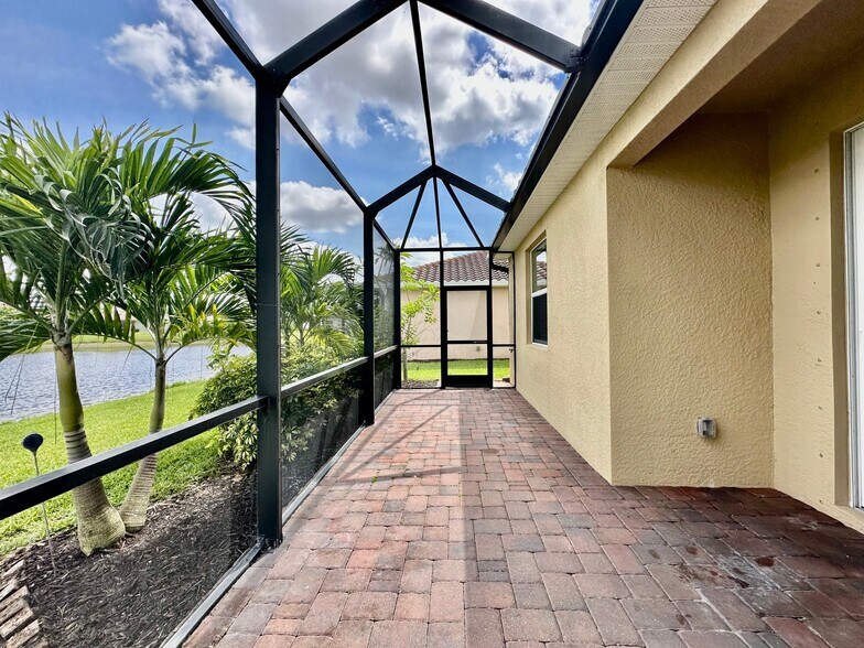 Building Photo - 1823 Alameda Dr