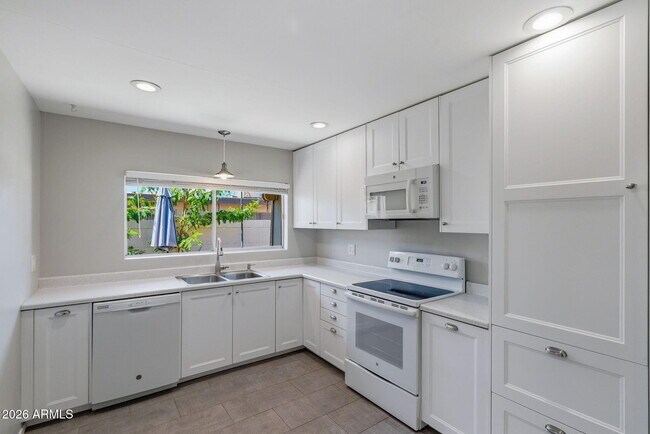 Building Photo - 3640 E Montecito Ave