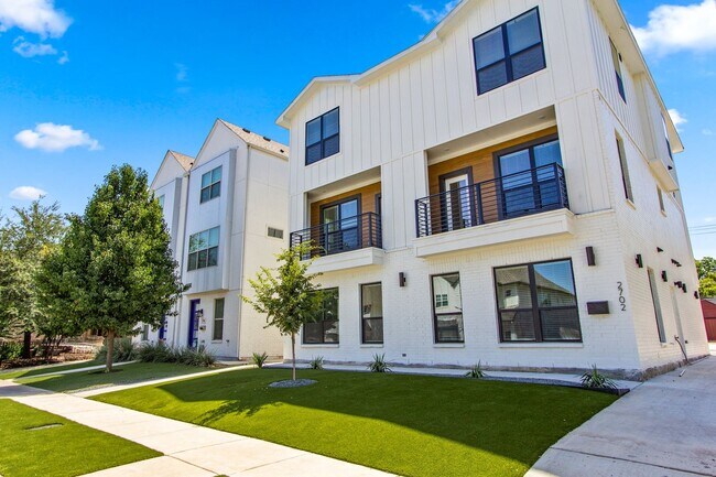 Building Photo - * MOVE IN SUMMER 7/31/2027 * 5 Bed 5.5 Bath Lubbock 1 Block to The TCU Neeley Building