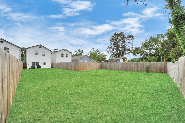 Building Photo - 4613 Ireland St