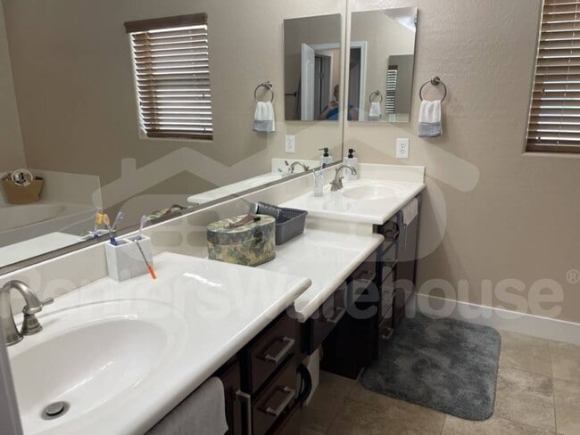 Building Photo - 2328 W Skinner Dr