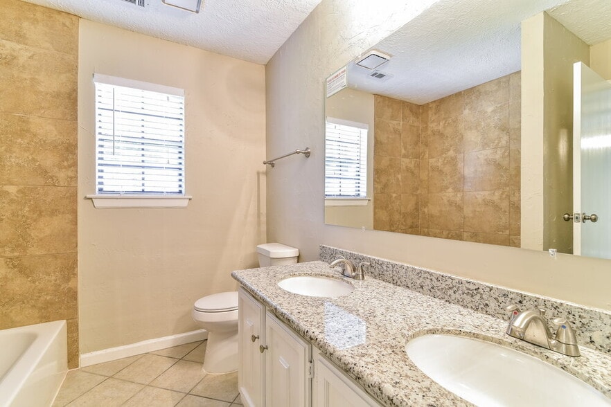 Building Photo - 15515 Windy Cove Dr