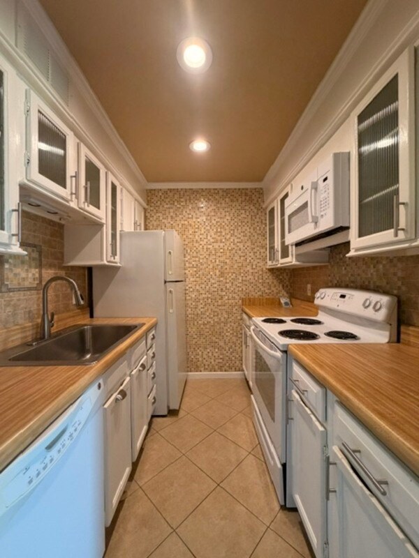 Building Photo - 801 Eastmont Dr