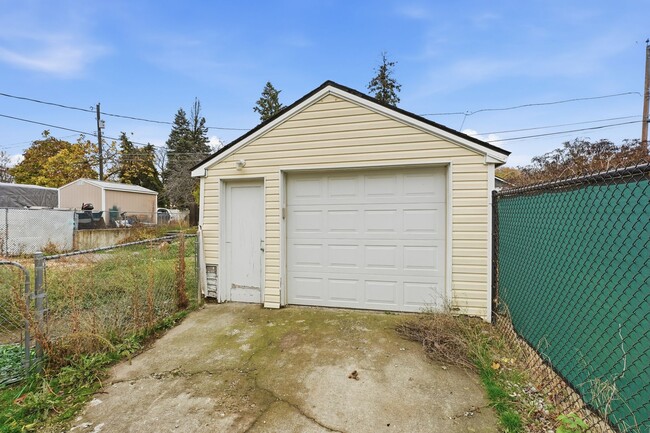 Building Photo - 3917 E Fairview Ave