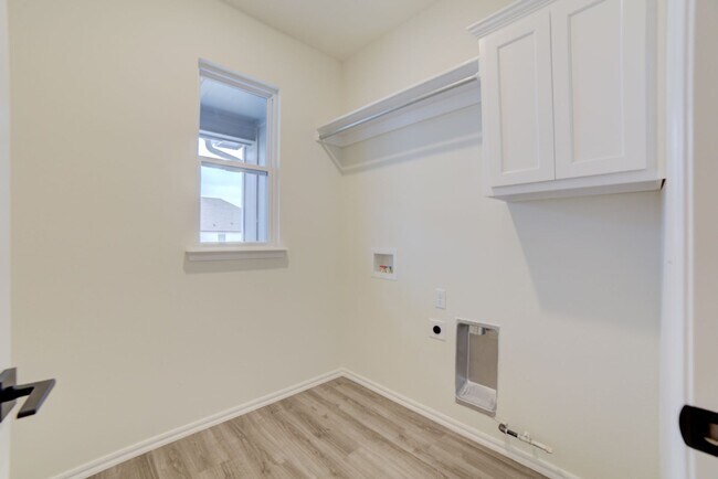 Building Photo - 4 BEDROOM CAPITAL HOME IN SAND SPRINGS!!!