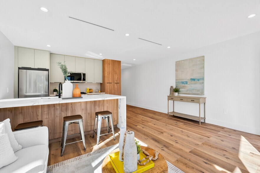 Building Photo - 651 N Wilton Pl