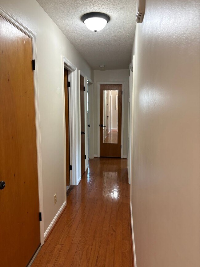 Building Photo - 3 Bedroom 2 Bath House