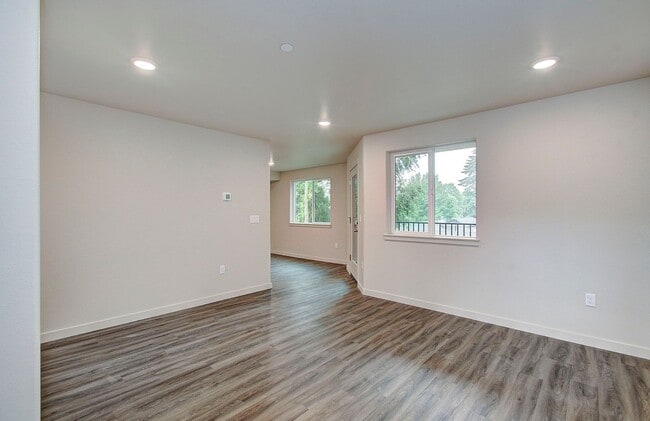 Building Photo - 404 NE 117th Ave
