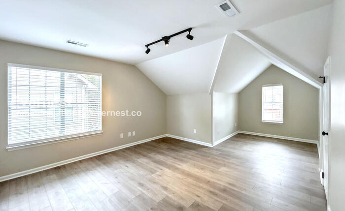 Building Photo - 1112 Clairmonte Dr