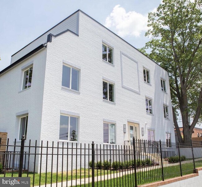 Building Photo - 1701 Trinidad Ave NE