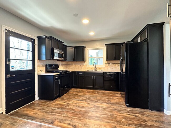 Building Photo - 3 bedroom 2 bath home in a great area filled with tons of extras you will LOVE!