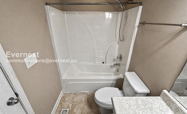 Building Photo - 3 Bed/2 Bath Home with Fenced Yard / Available Now!