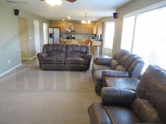 Building Photo - Gorgeous 4 bedroom House in a highly desir...