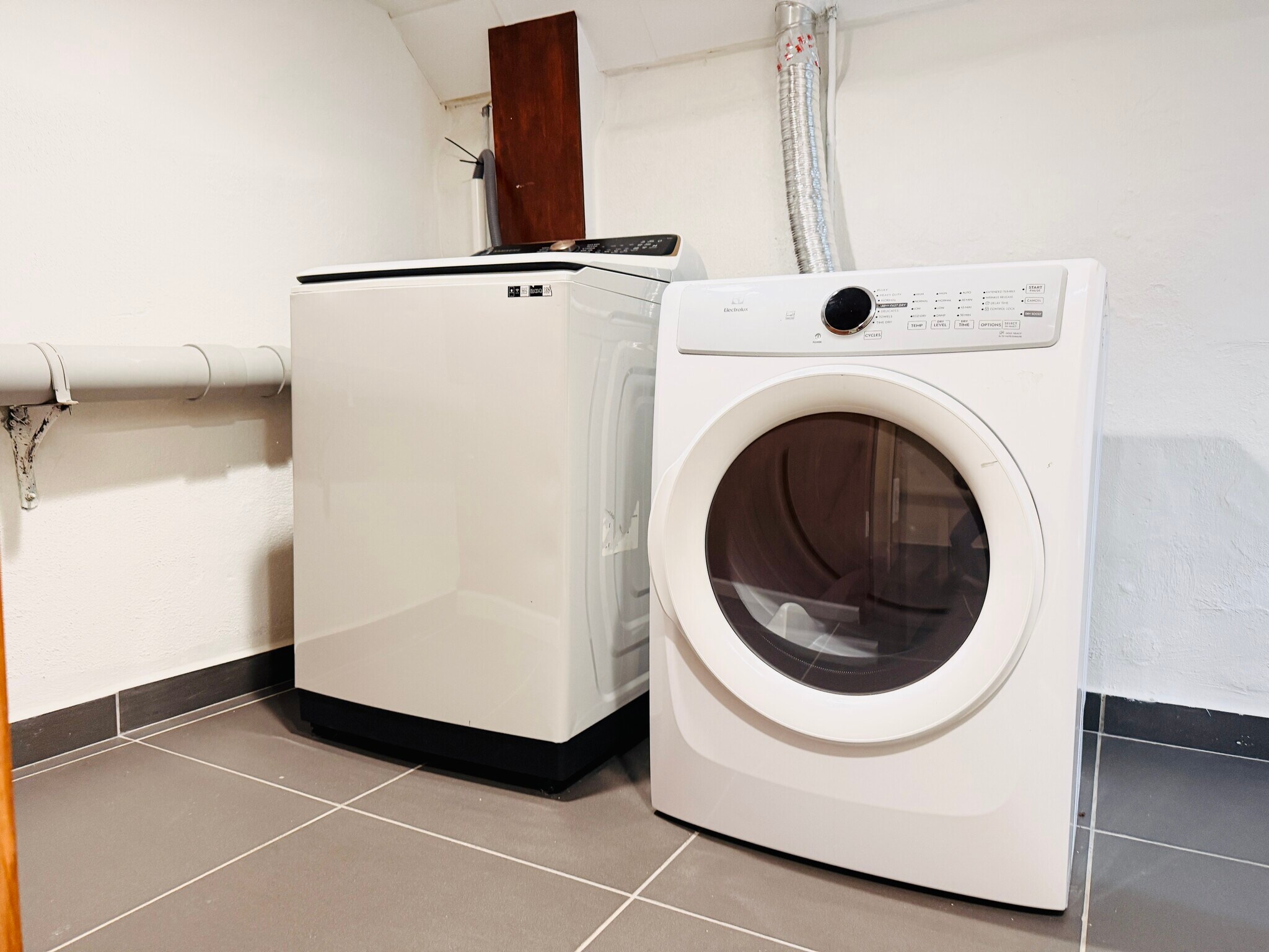 laundry room - 2504 E York St