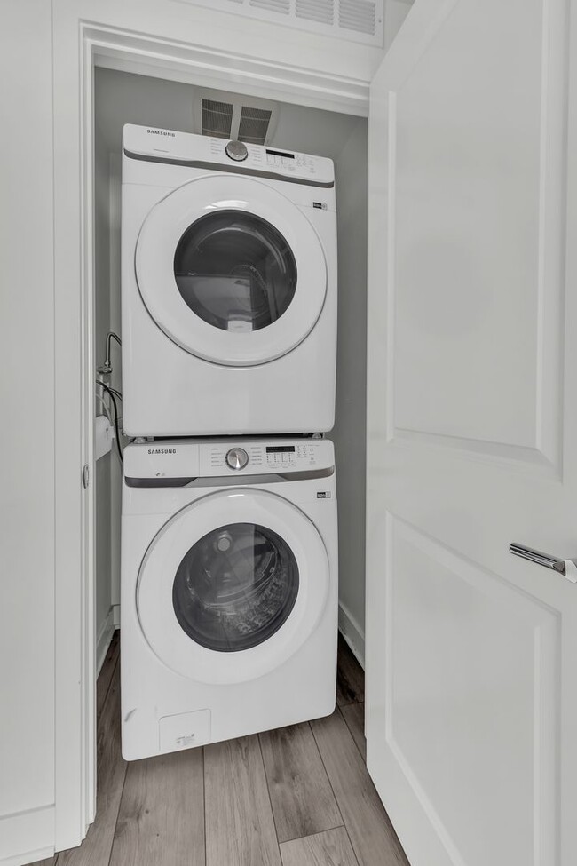 Building Photo - 1879 Union St